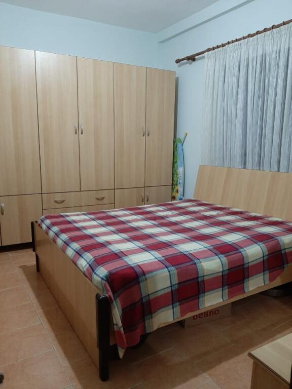 🏠Ne zonen e 5 Majit,Rr.Kamber Shevroja jepet me qera kati i 2-te i nje vile,2+1+garazhd ,i mobiluar 45,000Leke 