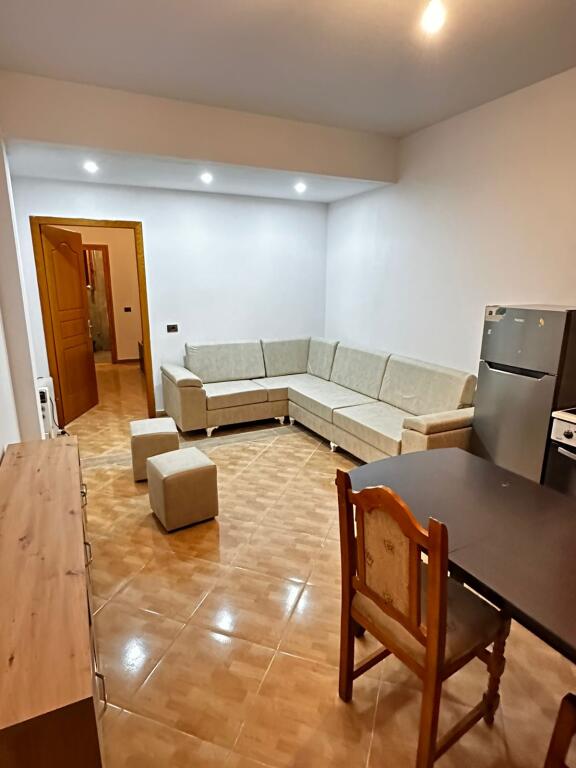 Jepet me qera apartament 1+1, Astir