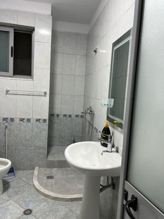 Apartament 1+1 tek Pallati me shigjeta!
