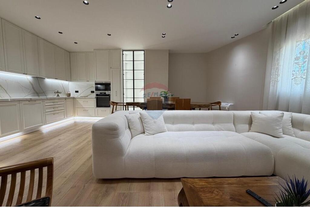 Apartament 2+1+2 + 2 ballkone 105 m2 me qera