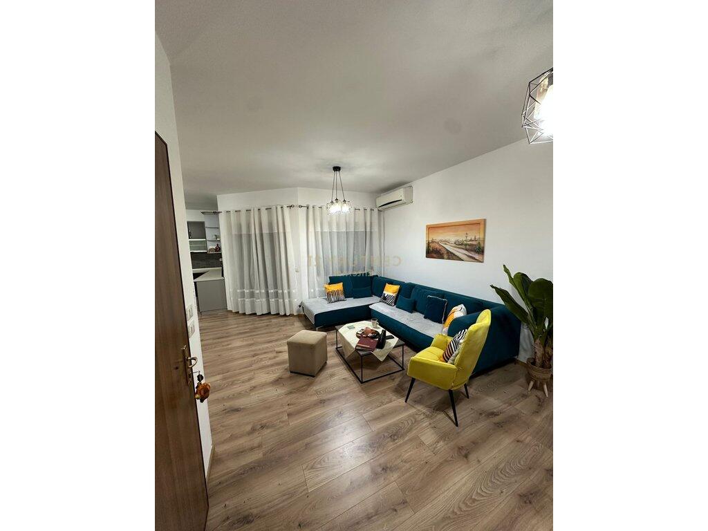 Apartament 2+1 me Qira mbikalimi i Kristal Center 600 €