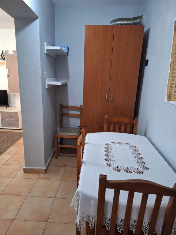 Jepet me qera apartament 2+1 te ish parku Autobuzave!!