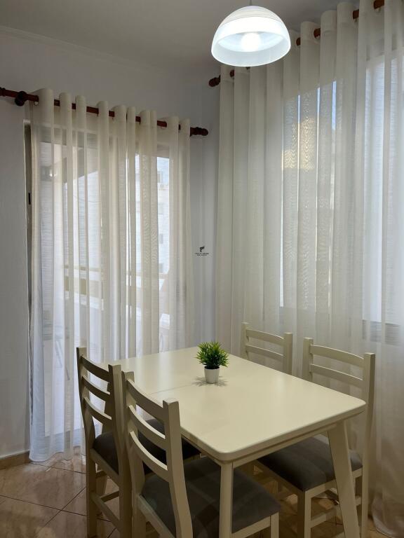 APARTAMENT ME QERA 1+1 PALLATI ME SHIGJETA 500 EURO