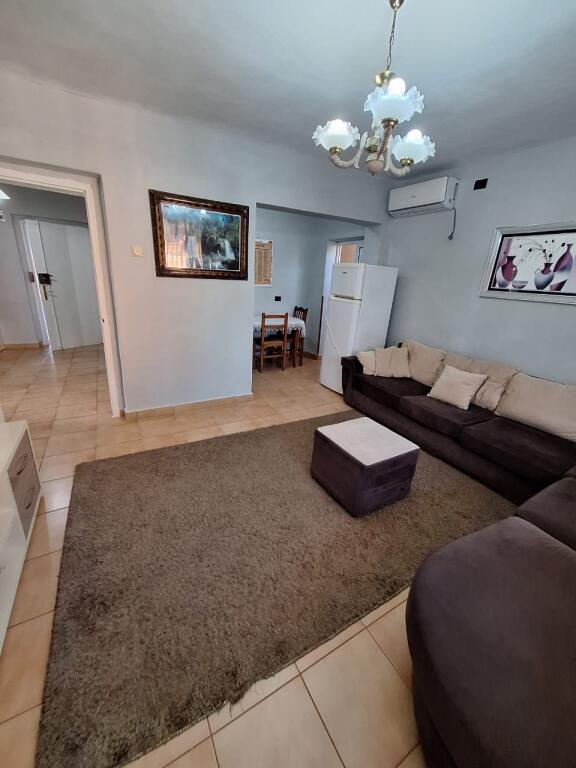 Jepet me qera apartament 2+1 te ish parku Autobuzave!!