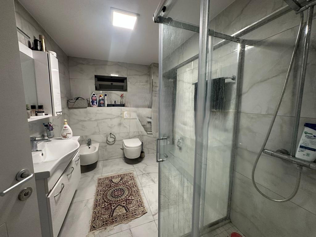 Shitet apartament 2+ 1 te Mbi kalimi i Komunes se Parisit 160,000 €