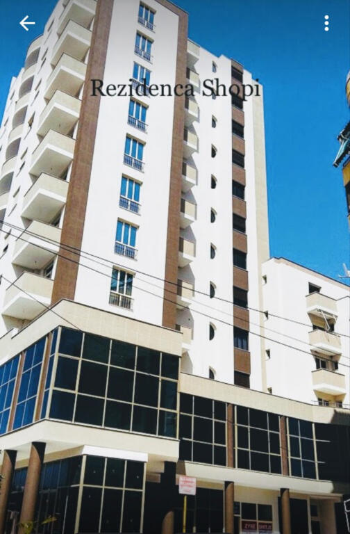 Shitet apartament i mobiluar 1+1, pallat i ri