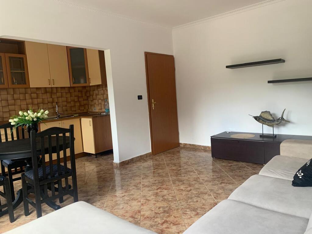 Jepet me qera apartament 1+1 | Kombinat