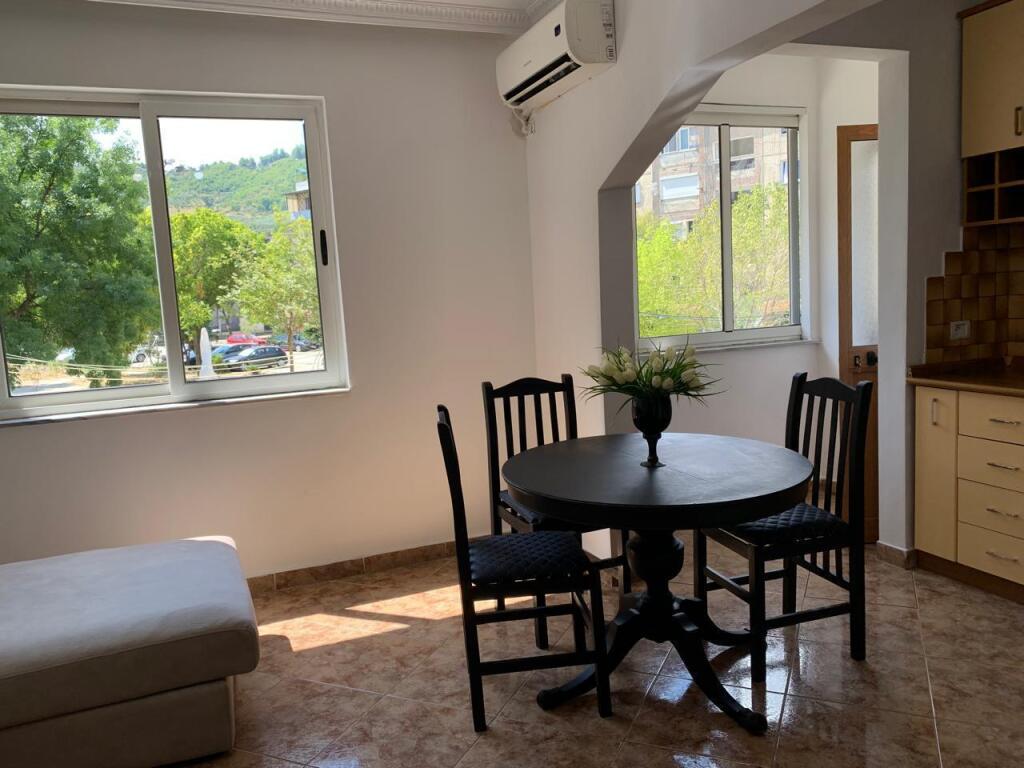 Jepet me qera apartament 1+1 | Kombinat