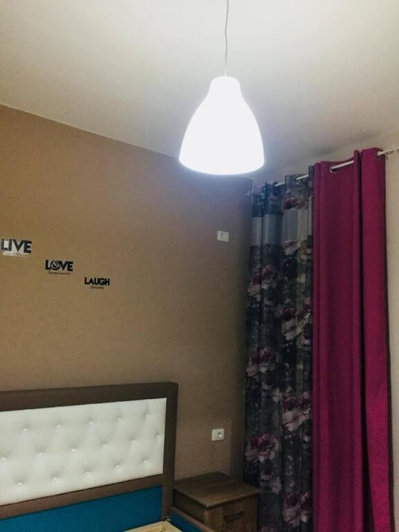Shitet apartament i mobiluar 1+1, pallat i ri