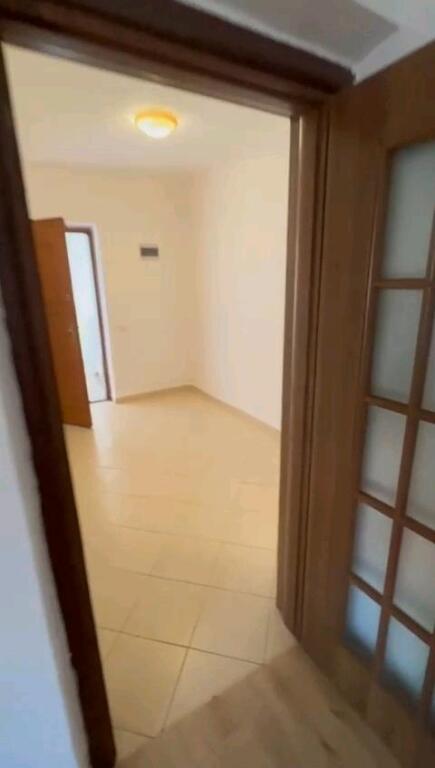 AFFITTASI 1+1 VIA NIKO AVRAMI SCUOLA BAJRAM CURRI 45.000 LEKE