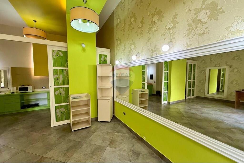 Ambient komercial me qira tek Komuna e Parisit