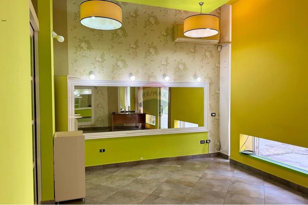 Ambient komercial me qira tek Komuna e Parisit