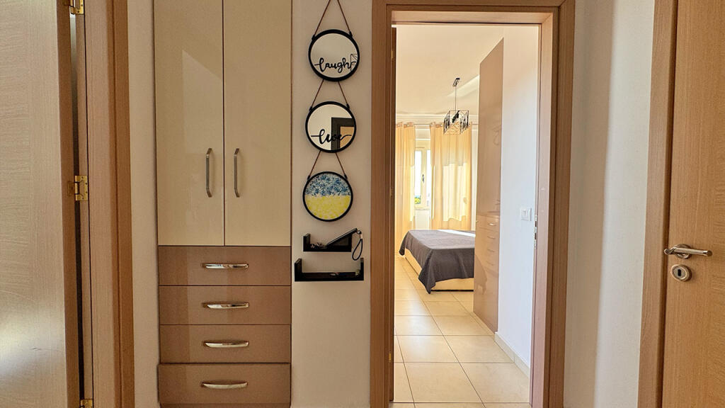 Appartamento 1+1 con ampia terrazza e splendida vista mare a Durazzo