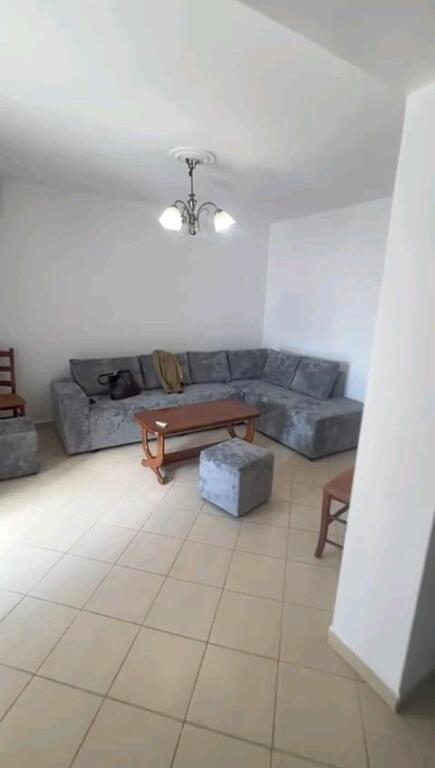 AFFITTASI 1+1 VIA NIKO AVRAMI SCUOLA BAJRAM CURRI 45.000 LEKE