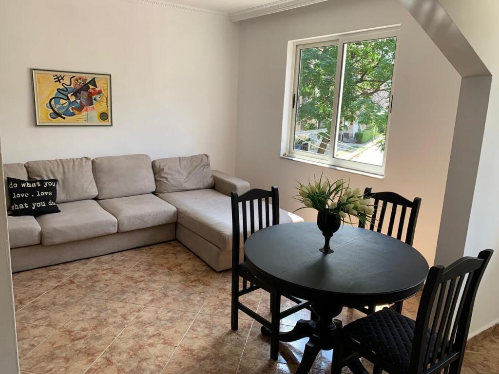 Jepet me qera apartament 1+1 | Kombinat