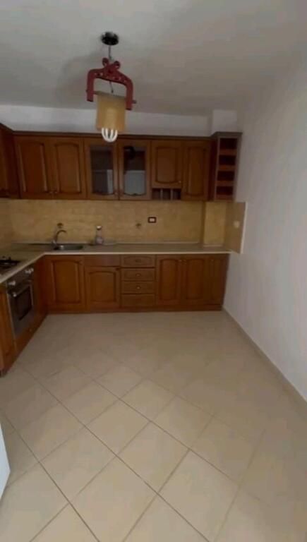 AFFITTASI 1+1 VIA NIKO AVRAMI SCUOLA BAJRAM CURRI 45.000 LEKE