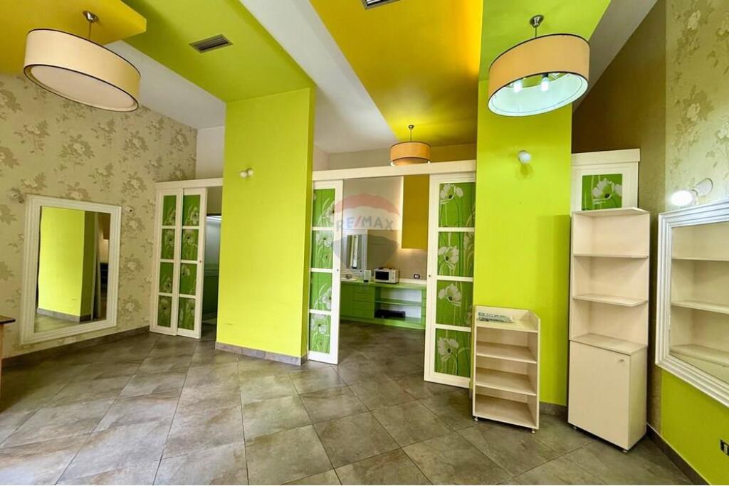 Ambient komercial me qira tek Komuna e Parisit