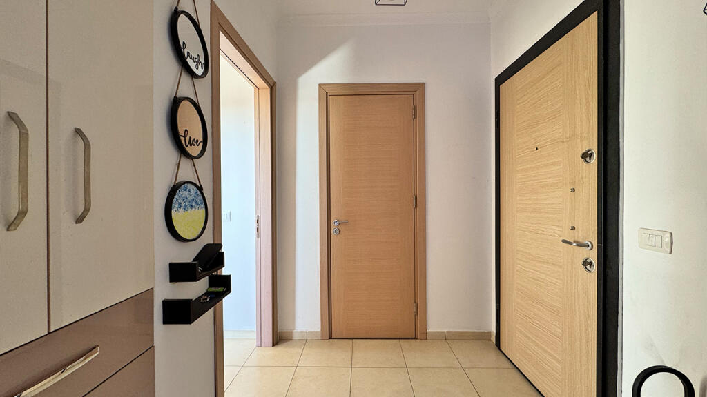 Appartamento 1+1 con ampia terrazza e splendida vista mare a Durazzo