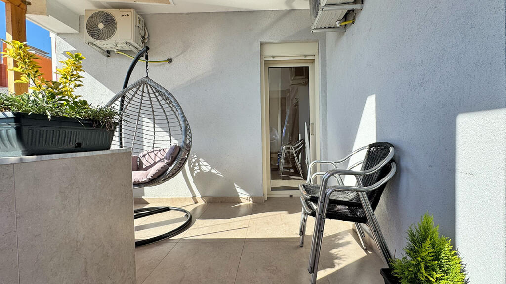 Appartamento 1+1 con ampia terrazza e splendida vista mare a Durazzo