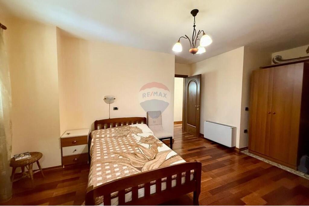 APARTAMENT 3+1 PËR QIRA QENDËR,