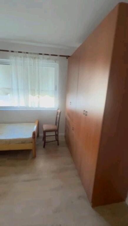 AFFITTASI 1+1 VIA NIKO AVRAMI SCUOLA BAJRAM CURRI 45.000 LEKE