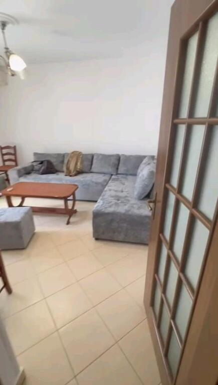 AFFITTASI 1+1 VIA NIKO AVRAMI SCUOLA BAJRAM CURRI 45.000 LEKE
