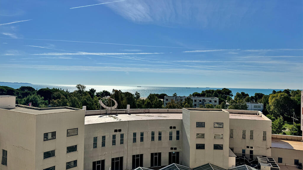 Appartamento 1+1 con ampia terrazza e splendida vista mare a Durazzo