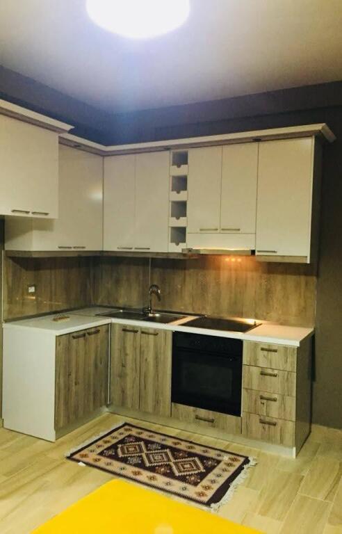 Shitet apartament i mobiluar 1+1, pallat i ri