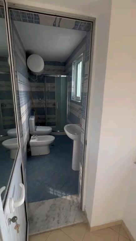 AFFITTASI 1+1 VIA NIKO AVRAMI SCUOLA BAJRAM CURRI 45.000 LEKE