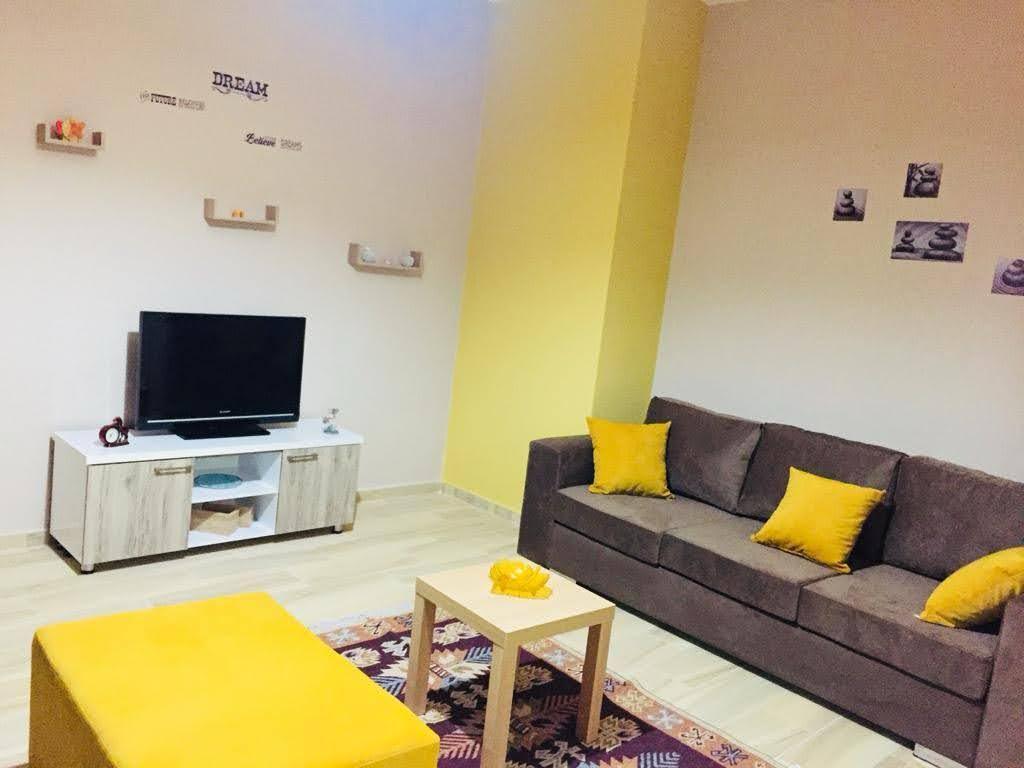 Shitet apartament i mobiluar 1+1, pallat i ri