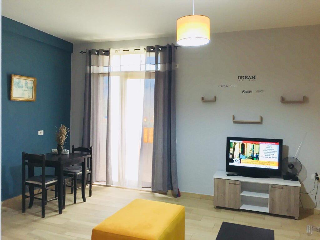 Shitet apartament i mobiluar 1+1, pallat i ri