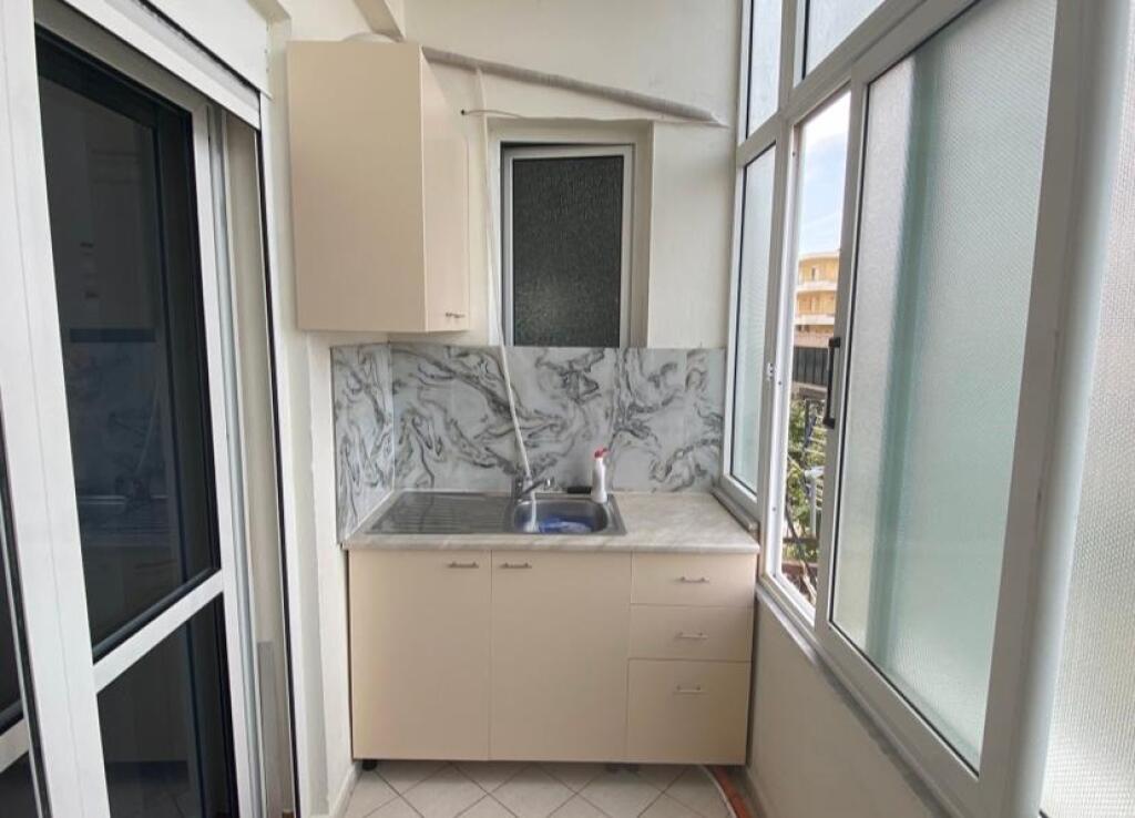 Jeper Apartament Me qera Vlore Lungo Mare