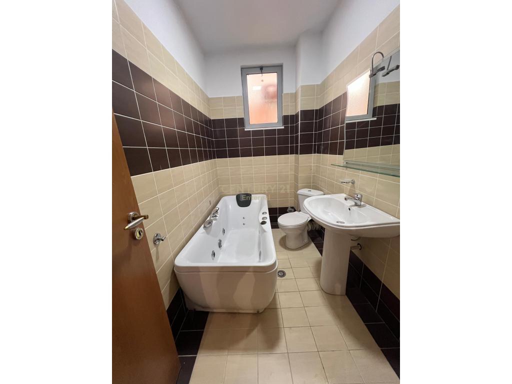 Apartament 3+1+2 Me Qira te Fresku, Tiranë