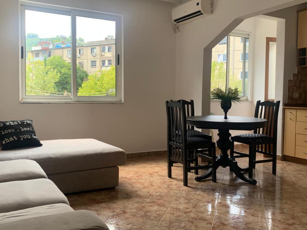 Jepet me qera apartament 1+1 | Kombinat