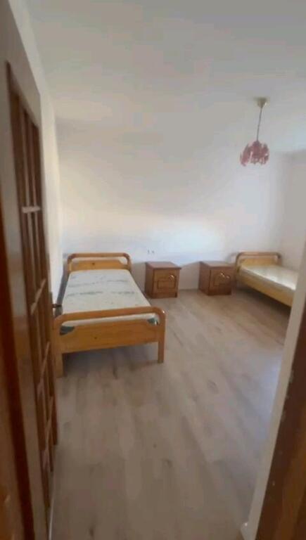 AFFITTASI 1+1 VIA NIKO AVRAMI SCUOLA BAJRAM CURRI 45.000 LEKE