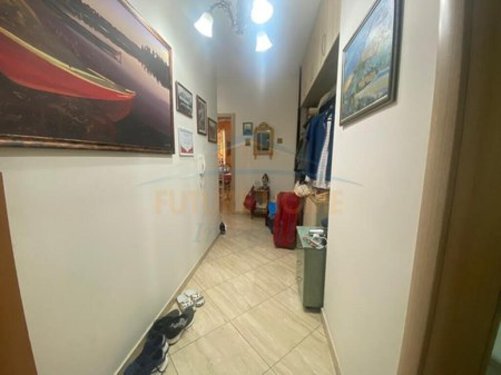 Shitet, Apartament 1+1, Ish Tregu Elektrik, Tiranë.