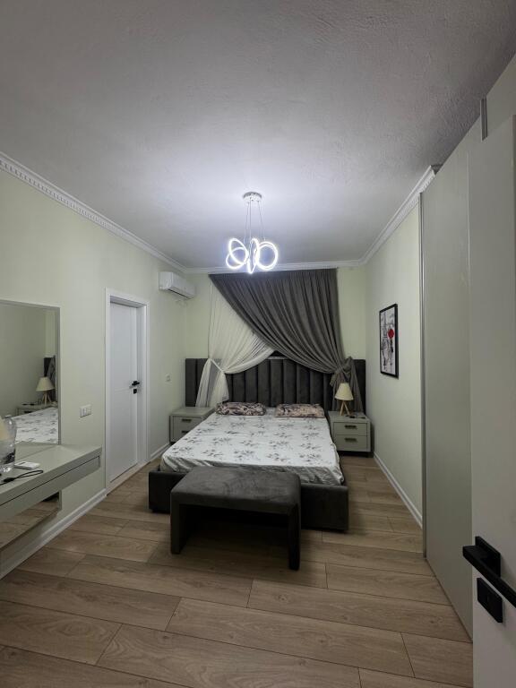 Jepet me qira 3+1+2 PRANE GJYKATES RR.NJAZI DEMI 1050€