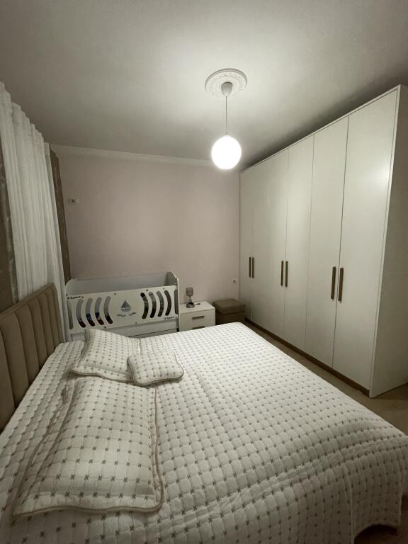 Jepet me qera apartament 2+1+2 Kamez tek Ulliri