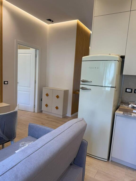 📣 Affittasi Appartamento 1+1 📍 Centro Tirana – Inizio della Via di Dibrë 🏢 2° piano con ascensore 💶 Prezzo: 700 € / mese