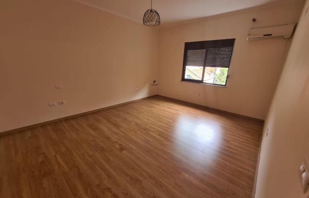 ZYRE ME QERA 2+1 KOMUNA E PARISIT 600 EURO