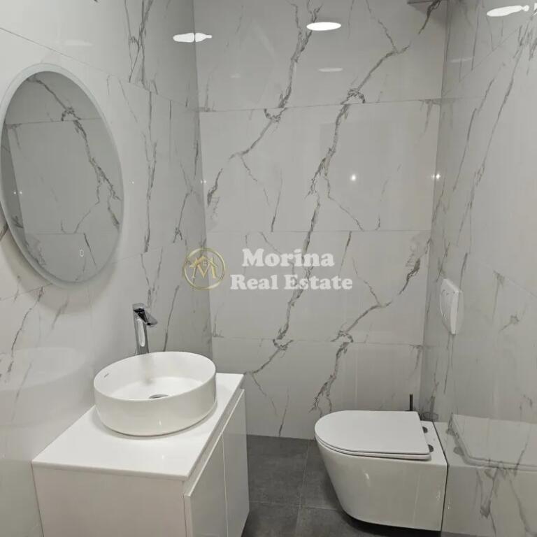 In affitto, Locale Commerciale, in centro, dietro il 15° piano, 1200 euro/mese.