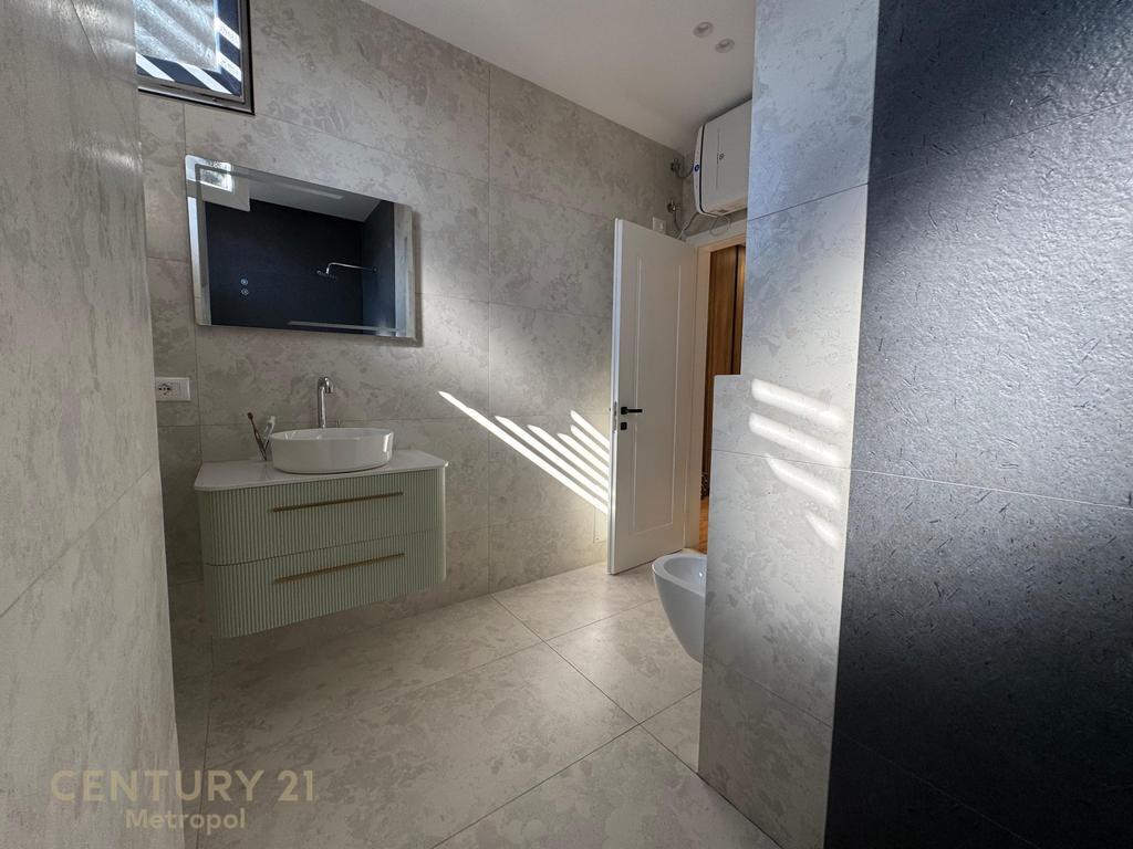 APARTAMENT LUKSOZ 2+1+2 PER QIRA, SHKOLLA E KUQE!
