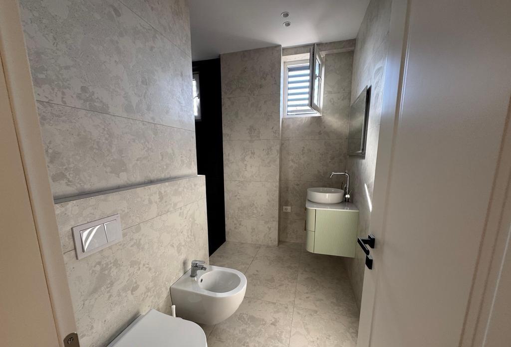 Apartament Luksoz 2+1+2 me Qira pranë Shkollës së Kuqe – Mobilim Modern!