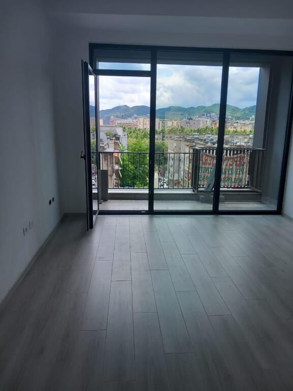 ZYRE ME QIRA MYSLYM SHYRI 900 EURO
