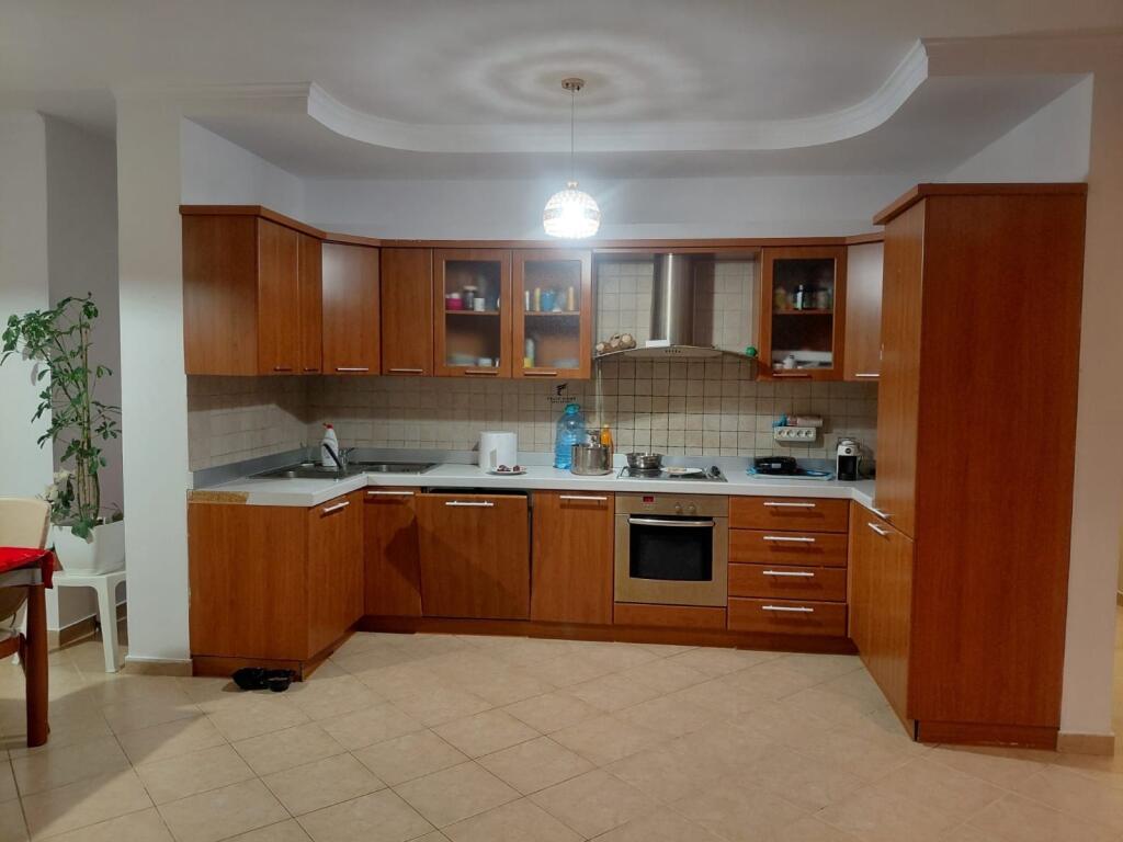 SHITET APARTAMENT 2+1 LIQEN ARTIFICIAL 300.000 EURO