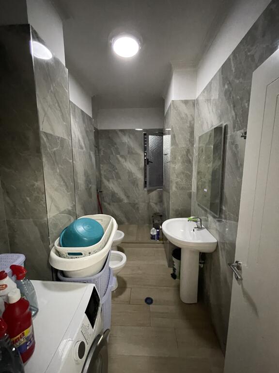 Jepet me qera apartament 2+1+2 Kamez tek Ulliri