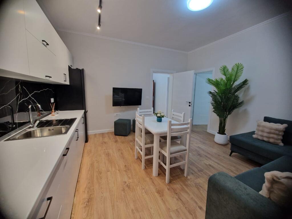 Jepet me Qira – Apartament 2+1 afër Stadiumit Dinamo