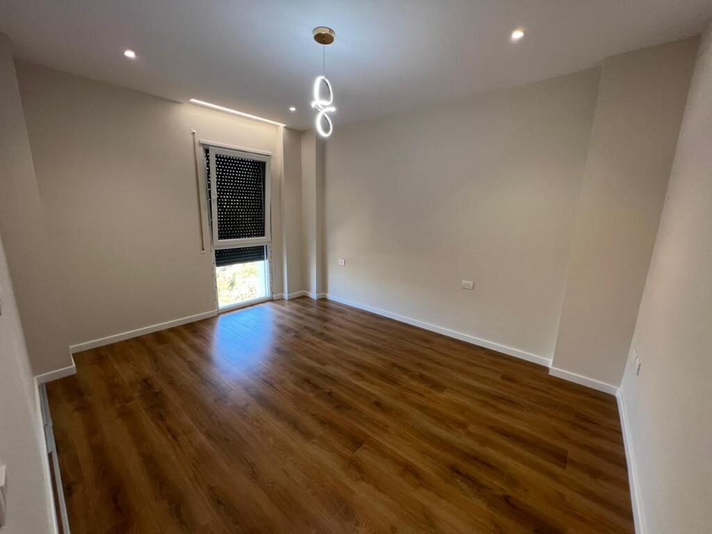 📣 SHITET SUPER Apartament 2+1 Me 2 Tualete Dhe Post Parking 📍  Prane Bulevardit Te Ri ✨   🏢 Ndertim i Ri  🪜 Kati 5 (Me Ashensor)  📐 Siperfaqe Bruto 118.83 m2  📐 Siperfaqe Neto 102.79 m2  🛋️ Investuar Me Materiale Teper Cilesore  🅿️ Post Parking Ne -1   💶 Cmimi 185.000 Euro