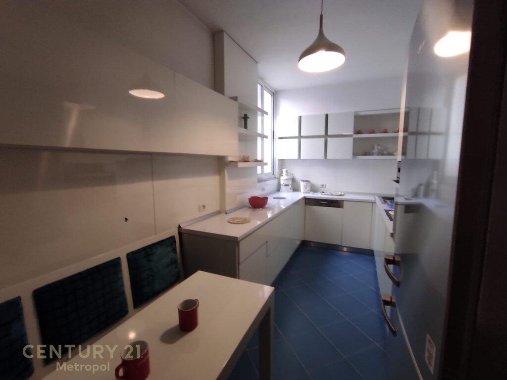 Apartament 2+1+2 me Dritë Natyrale pranë Qendrës.
