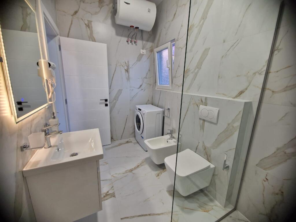 Jepet me Qira – Apartament 2+1 afër Stadiumit Dinamo